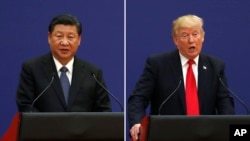 Foto kombinasi Presiden China Xi Jinping vs Presiden AS Donald Trump (kanan), berbicara dalam sebuah acara di Aula Besar Rakyat di Beijing, 9 November 2017.