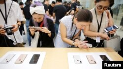 2018年9月21日，上海的苹果公司办公室对媒体展示新产品，人们体验新的Apple iPhone XS和iPhone XS Max。