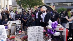 Pengacara keluarga Breonna Taylor, Ben Crump, tengah berbicara dalam konferensi pers, Jumat, 25 September 2020, di Louisville, Ky. (AP Photo / Darron Cummings)