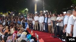 Capres Prabowo Subianto Rabu malam (17/4) mengklaim telah memenangkan pemilu dengan meraih 62% suara berdasarkan real count internal BPN. Ia langsung sujud syukur di hadapan ratusan pendukung dan wartawan. (VOA/Ghita)