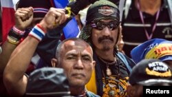 Anti-government protesters take part in a rally outside the Import-Export Bank of Thailand as protesters forced the evacuation of its employees in central Bangkok, Jan. 17, 2014. 