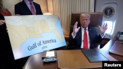 အမေရိကန်သမ္မတ ဒေါ်နယ်ထရမ့်က Air Force One လေယာဥ်ပေါ်မှာ သတင်းထောက်များနဲ့ လက်ခံတွေ့ဆုံစဥ်။ (ဖေဖော်ဝါရီ ၉၊ ၂၀၂၅)