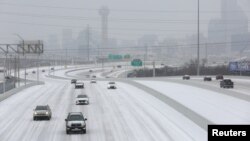 Una autopista llena de nieve en Dallas, Texas, el 31 de enero de 2023.
