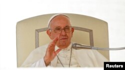 พระสันตะปาปาฟรานซิสโบกมือให้กับผู้คน ที่จัตุรัสเซนต์ ปีเตอร์ นครรัฐวาติกัน ในวันที่ 11 ตุลาคม 2023 (ที่มา: รอยเตอร์)