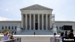 Los manifestantes se instalan frente a la Corte Suprema de Estados Unidos mientras los jueces emiten fallos en los casos de 'Fischer' contra Estados Unidos, Loper Bright Enterprises contra Raimondo y City of Grants Pass contra Johnson, en Washington, el 28 de junio de 2024. 