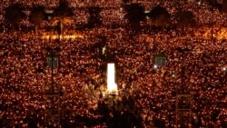 资料照：数万人在香港维多利亚公园举行烛光守夜活动 (美联社2009年6月4日)