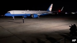 Air Force One arrives at Baton Rouge Metropolitan Airport in Baton Rouge, Louisiana, Jan. 13, 2016.