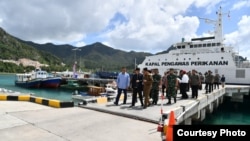 Presiden Joko Widodo bersama Panglima TNI Rabu (8/1) mengunjungi perairan Natuna, yang sempat memanas karena masuknya kapal-kapal nelayan dan penjaga pantai China. (Courtesy: Setpres RI).