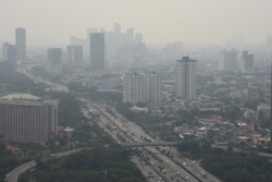 Kabut asap menyelimuti ibu kota Jakarta, 29 Juli 2019. (Foto: Antara/Indrianto Eko Suwarso via REUTERS)