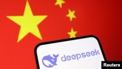  DeepSeek, Apple ve Microsoft dahil Batılı şirketlerin yapay zekaya yaptıkları yatırım ve harcama düzeyinin sürdürülebilirliği konusunda soru işaretlerine yol açan, uygulanabilir ve daha ucuz bir yapay zeka alternatifi sunuyor. 