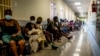 Des gens font la queue pour se faire vacciner contre le COVID-19, à l'hôpital Lenasia South, près de Johannesburg, en Afrique du Sud, le 1er décembre 2021.