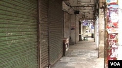 Warga Lahore melakukan protes atas pemboman di Data Durbar, dengan menutup toko-toko selama dua hari.