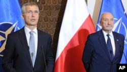 NATO Secretary General Jens Stoltenberg, left, and Polish Defense Minister Antoni Macierewicz brief the media after talks, in Warsaw, Poland, May 31, 2016. 