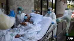 Para petugas medis membawa pasien Covid-19 di sebuah rumah sakit di Houston, Texas (foto: dok). 