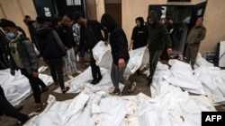 شماری از قربانیان فلسطینی که روز یکشنبه در حملهٔ هوایی اسراییل در کمپ مهاجرین مغاره کشته شدند