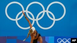 នាង Margareta Kozuch កីឡាការិនី​បាល់ទះ​លើ​ឆ្នេរខ្សាច់​របស់​អាល្លឺម៉ង់ ពត់ខ្លួន​ក្នុង​អំឡុងពេល​ហ្វឹកហាត់ មុន​ការចាប់ផ្តើម​ព្រឹត្តិការណ៍​អូឡាំពិក​រដូវក្តៅ​ឆ្នាំ២០២០ កាលពី​ថ្ងៃទី២០ ខែកក្កដា ឆ្នាំ២០២១ នៅ​ទីក្រុងតូក្យូ។