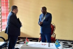 Đặc sứ J. Peter Phạm hội kiến Tổng thống Burundi &#201;variste Ndayishimiye.