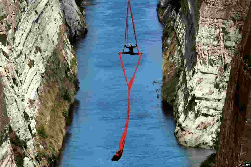 Penari dan koreografer Yunani, Katerina Soldatou beraksi di antara batu karang di Terusan Korintus (Corinth canal).