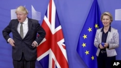 La présidente de la Commission européenne, Ursula von der Leyen, à droite, accueille le premier ministre britannique Boris Johnson avant une réunion au siège de l'UE à Bruxelles, le mercredi 9 décembre 2020. 