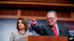 "Avec cet accord, nous aspirons à éviter un nouveau +shutdown+ du gouvernement, qui est si dommageable", ont réagi dans un communiqué commun la présidente démocrate de la Chambre des représentants Nancy Pelosi et le chef de la minorité démocrate au Sénat Chuck Schumer.