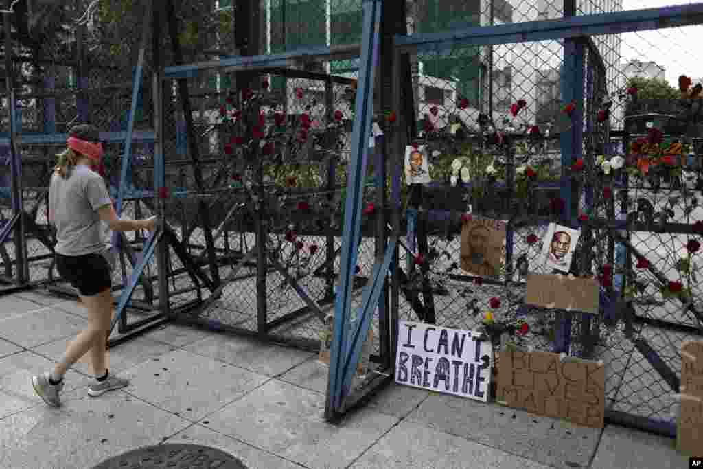 អ្នកស្រី Louise James អាយុ ៣៦ ឆ្នាំ ជនជាតិ​អង់គ្លេស​ជាគ្រូ​បង្រៀន​ប្រវត្តិសាស្រ្ត​អាមេរិក​នៅ​សាលា​អាមេរិកាំងមួយ​ក្នុង​ទីក្រុង​ម៉ិកស៊ីកូ​ស៊ីតធី បាន​ដាក់​ផ្កាកុលាប​ក្បែរ​រូប​គំនូរ​របស់​លោក George Floyd ដើម្បី​ជា​ការ​រំឭក​ដល់​លោក នៅ​លើ​របាំង​សន្តិសុខ​ខាងក្រៅ​ស្ថានទូត​អាមេរិក​ក្នុង​ទីក្រុង​ម៉ិកស៊ីកូ​ស៊ីតធី កាលពី​ថ្ងៃសៅរ៍​ទី ៣០ ខែឧសភា​ឆ្នាំ ២០២០។ (AP)