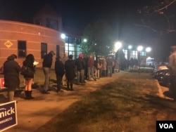 Voters in Alexandria, Virginia, just outside Washington DC, lineup before dawn to cast their vote on Election Day. (J. Randle/VOA)