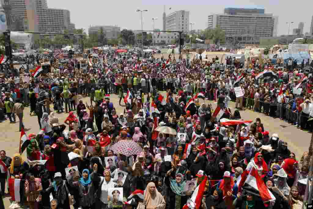 Opponents of Egypt&#39;s ousted president Mohammed Morsi wave national flags and posters showing Lt. Gen. Abdel-Fattah el-Sissi in Tahrir Square, Cairo, July 5, 2013.&nbsp;