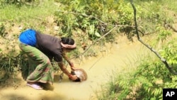 Nepalese villager fetches water from a stream in the village of Bhattegaun (File)