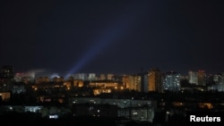 Bầu trời Kyiv trong đợt tấn công bằng drone của Nga trong đêm 