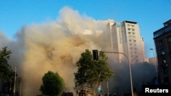 Un centro comercial de Santiago de Chile es pasto de las llamas en las protestas del 28 de octubre de 2019.