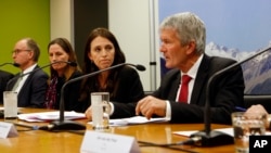 PM Selandia Baru, Jacinda Ardern (kedua dari kanan) menghadiri konferensi pers mengenai rencana pemerintah untuk membunuh lebih dari 100 ribu sapi, di Wellington, Selandia Baru, Senin (28/5). 