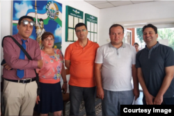 Stiv Sverdlov qamoqdagi olim Andrey Kubatin va uning sudiga kelgan faollar bilan, Toshkent, iyun, 2019