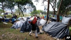 Campamento venezolano, ubicado en un parque cerca de la terminal principal de autobuses en Bogotá.