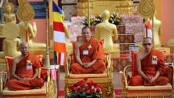 រូបឯកសារ៖ ព្រះឥទ្ធិមុនី ម៉ឹង សាង (កណ្ដាល) ព្រះគ្រូចៅអធិការវត្ត មុនីសុតារាម និងអនុប្រធានទាំងពីរអង្គ នៃពុទ្ធិកសមាគមព្រះសង្ឃខ្មែរ សហរដ្ឋអាមេរិក និមន្តគង់រង់ចាំធ្វើពិធី ប្រោះព្រំព្រះសុគន្ធវារី នៅថ្ងៃ សុក្រ ទី២៤ ខែ ឧសភា ឆ្នាំ ២០១៩ ។ (សាយមុន្នី/វីអូអេ)