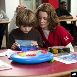 Luke (Ty Simpkins) and Lara Brennan (Elizabeth Banks) in THE NEXT THREE DAYS