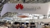Le stand Huawei est installé dans l'espace des foires du hall d'exposition de Hanovre, en Allemagne, le mardi 14 mars 2017, pendant la foire technologique