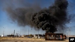 Dîmanek piştî êrîşekê esmanî yê Tirkîyê ser depoyeke petrolê li nêzî bajarê Qamişlo, Sûrîyê, 23.11.2022
