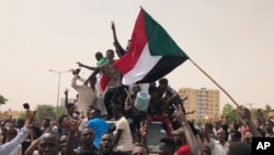 Les membres de la contestation, lors d'une manifestation à Khartoum au Soudan.