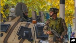 ভারতীয় আধা সামরিক সৈন্যরা ভারত নিয়ন্ত্রিত কাশ্মীরের শ্রীনগরের একটি বাজারে গ্রেনেড বিস্ফোরণের স্থানে পাহারা দিচ্ছে। ফটোঃ ৩ নভেম্বর, ২০২৪। 