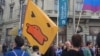 Žuta patkica, neformalni simbol Inicijative "Ne davimo Beograd", tokom jednog od protesnih skupova zbog nelegalnog rušenja objekata u Hercegovačkoj ulici u beogradskoj Savamali, u Beogradu, 24. aprila 2019. (Foto: Veljko Popović).