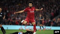 Mohamed Salah contrôle le ballon lors du match contre le Paris Saint-Germain, Angleterre, le 18 septembre 2018