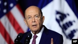 លោក Wilbur Ross រដ្ឋមន្ត្រី​ក្រសួង​ពាណិជ្ជកម្ម​សហរដ្ឋ​អាមេរិក ថ្លែង​ទៅ​កាន់​បុគ្គលិក​ខ្លួន​នៅ​ក្នុង​រដ្ឋធានី​វ៉ាស៊ីនតោន កាលពី​ថ្ងៃទី១៦ ខែកក្កដា ឆ្នាំ២០១៨។