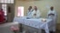 Des prélats catholiques célèbrent une messe dans l’église Tchakidjebe, près de Maroua, Cameroun, janvier 2014.