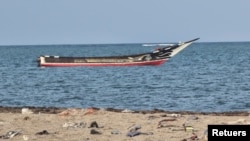 ፎቶ ፋይል፡ በጅቡቲ የባህር ዳርቻ ጀልባ ተገልብጦ ፍልሰተኞች ከሞቱ በኋላ የተወሰደ በኋላ የቆመ ጀልባ እይታ፣ መስከረም 22 ቀን 2017 ዓ.ም.