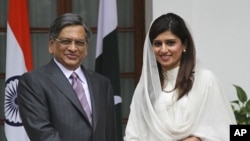 Pakistan's Foreign Minister Hina Rabbani Khar (R) shakes hands with Indian counterpart Somanahalli Mallaiah Krishna before their meeting in New Delhi July 27, 2011.