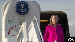 Menlu Hillary Clinton tiba di Naypyidaw, Burma (30/11).