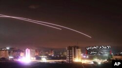 Des missiles dans le ciel alors que des missiles israéliens touchent la défense aérienne et d'autres bases militaires, à Damas, en Syrie, le 10 mai 2018 (Média militaire central syrien)
