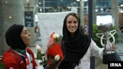 نیلوفر اردلان کاپیتان غایب تیم ملی فوتسال ایران (راست) به استقبال هم تیمی های خود، که قهرمان آسیا شدند، رفت - مهر ۱۳۹۴ 