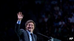 El presidente de Argentina, Javier Milei, hace gestos mientras pronuncia un discurso en el escenario durante el mitin "Europa Viva 24" del partido español de extrema derecha Vox en Madrid, España, el domingo 19 de mayo de 2024.