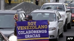Un venezolano residente en Ecuador vende piruletas en una esquina en el lado norte de Quito, el 28 de enero de 2019.